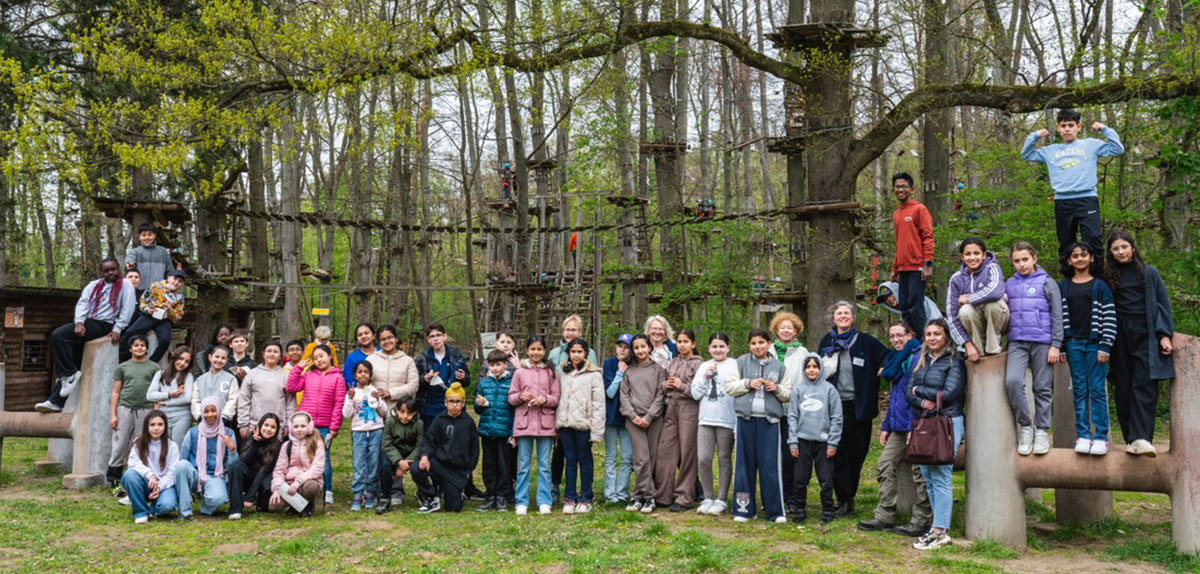 Gruppenbild: Frankfurter, Hanauer und Offenbacher Diesterweg-Stipendiat:innen gemeinsam im Kletterwald Offenbach. (Bildrechte: Philip Eichler / SPTG)